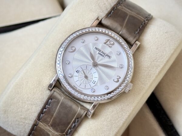 Patek Philippe 4959G-001 Calatrava  White Gold Mother of Pearl Diamond 31mm  Ref.4959G-001 - Image 2