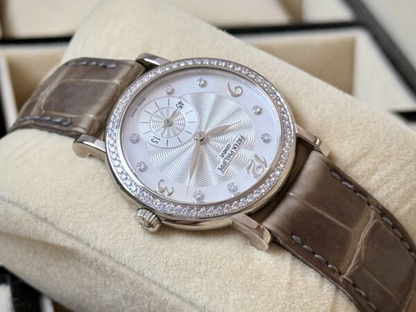 Patek Philippe 4959G-001 Calatrava  White Gold Mother of Pearl Diamond 31mm  Ref.4959G-001 - Image 4