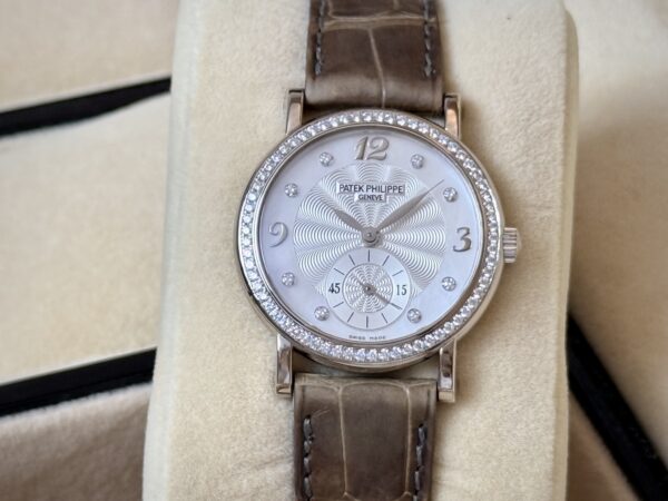 Patek Philippe 4959G-001 Calatrava  White Gold Mother of Pearl Diamond 31mm  Ref.4959G-001 - Image 7
