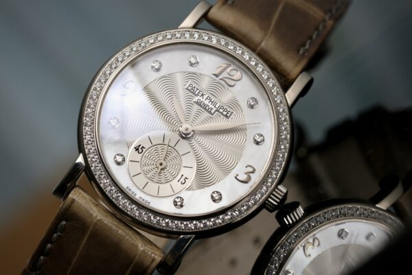 Patek Philippe 4959G-001 Calatrava  White Gold Mother of Pearl Diamond 31mm - Image 2