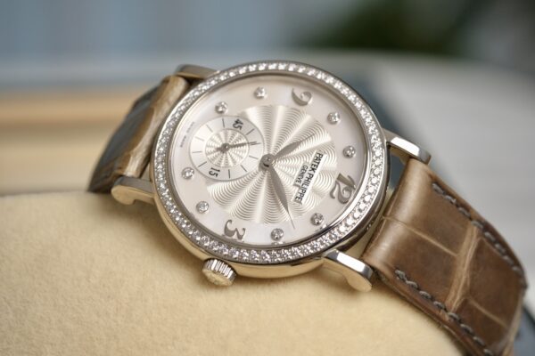 Patek Philippe 4959G-001 Calatrava  White Gold Mother of Pearl Diamond 31mm - Image 4