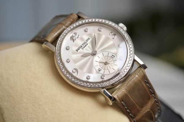 Patek Philippe 4959G-001 Calatrava  White Gold Mother of Pearl Diamond 31mm - Image 6