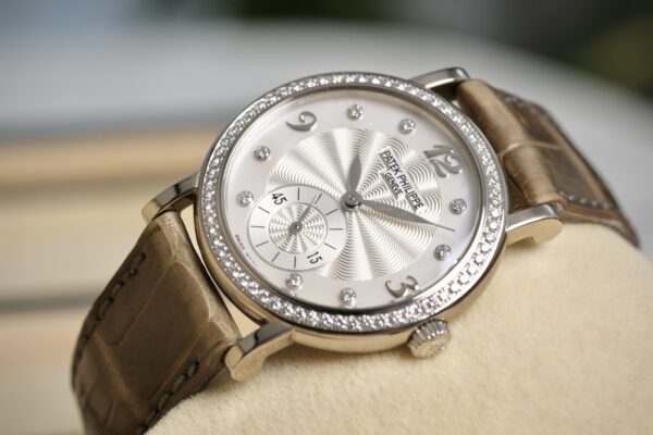 Patek Philippe 4959G-001 Calatrava  White Gold Mother of Pearl Diamond 31mm - Image 5